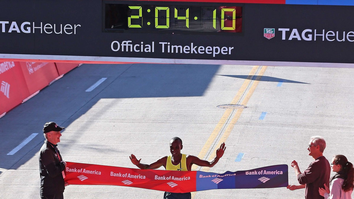 2:04:11 to szczęśliwe cyfry Eliuda Kipchoge - zwycięzcy maratonu w Chicago