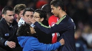 Piękny gest Cristiano Ronaldo/ fot. Screen/ soccermemes.lockerdome.com