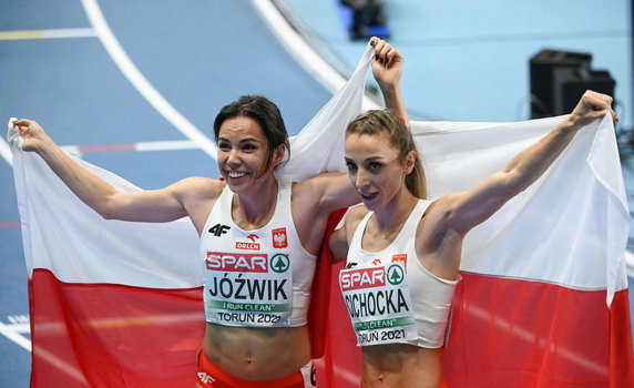 Joanna Jóżwik (na zdjęciu po lewej)