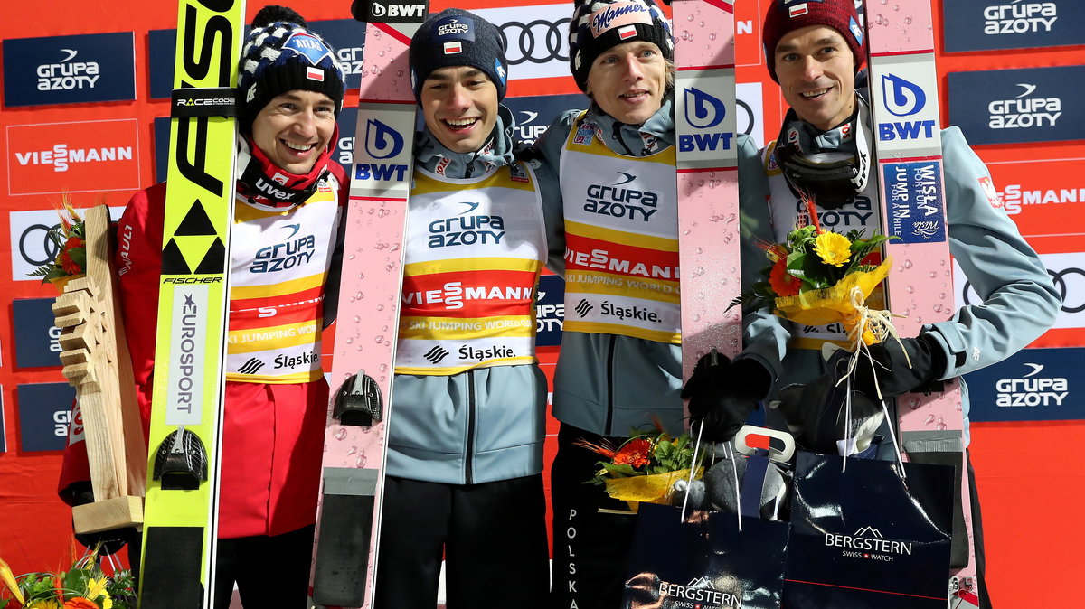 Polscy skoczkowie. Od lewej: Kamil Stoch, Jakub Wolny, Dawid Kubacki, Piotr Żyła