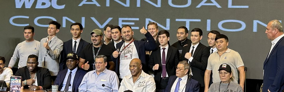 Krystian Każyszka (stoi za Mike'em Tysonem) podczas konwencji WBC w Uzbekistanie