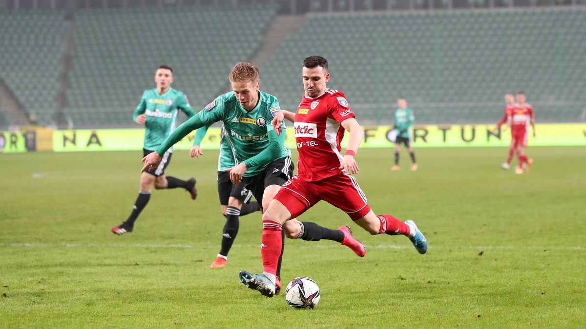W meczu z Piastem (1:2) w Pucharze Polski Artem Szabanow (z lewej) zawinił przy golu dla rywali, co potem mocno przeżywał.