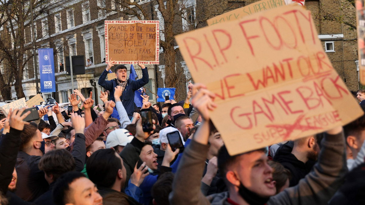 Fani Chelsea tłumnie zebrali się pod stadionem, by protestować przeciwko powstaniu Superligi