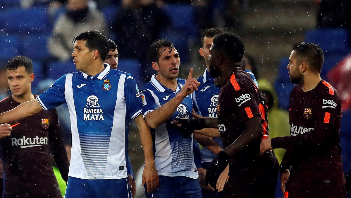 Samuel Umtiti dyskutujący z Sergio Garcią po meczu RCD Espanyol – FC Barcelona (1:1)