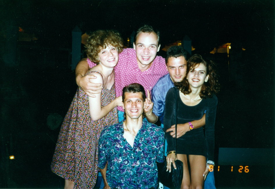 Peter Dubovsky (drugi z prawej) w gronie przyjaciół