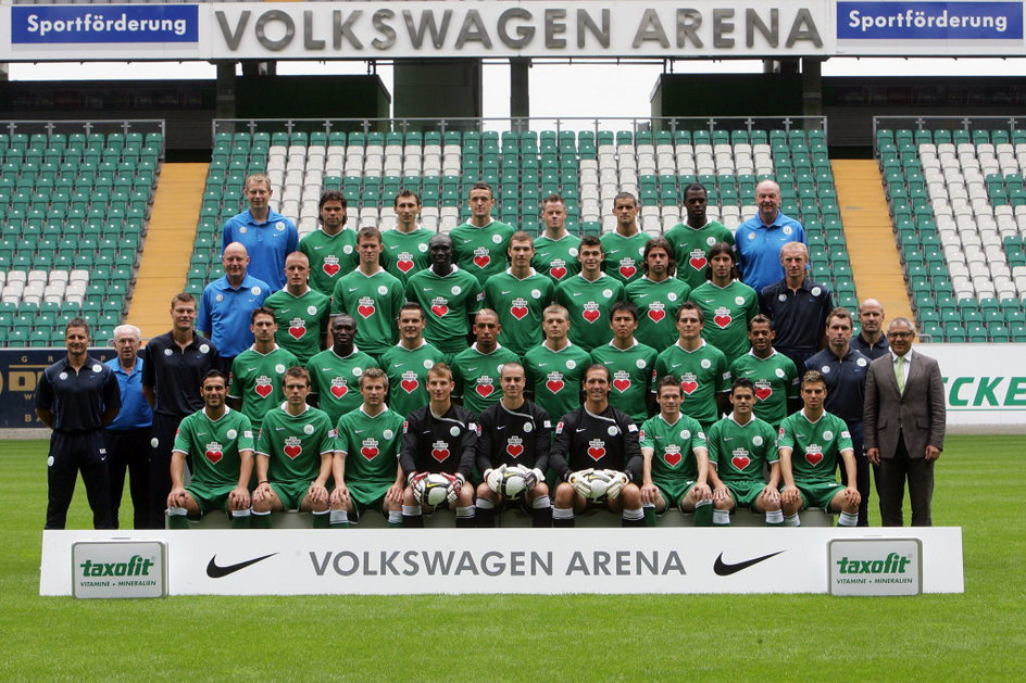 Felix Magath (pierwszy z prawej w dolnym rzędzie) trenował w VfL Wolfsburg Jacka Krzynówka (czwarty prawej w górnym rzędzie)