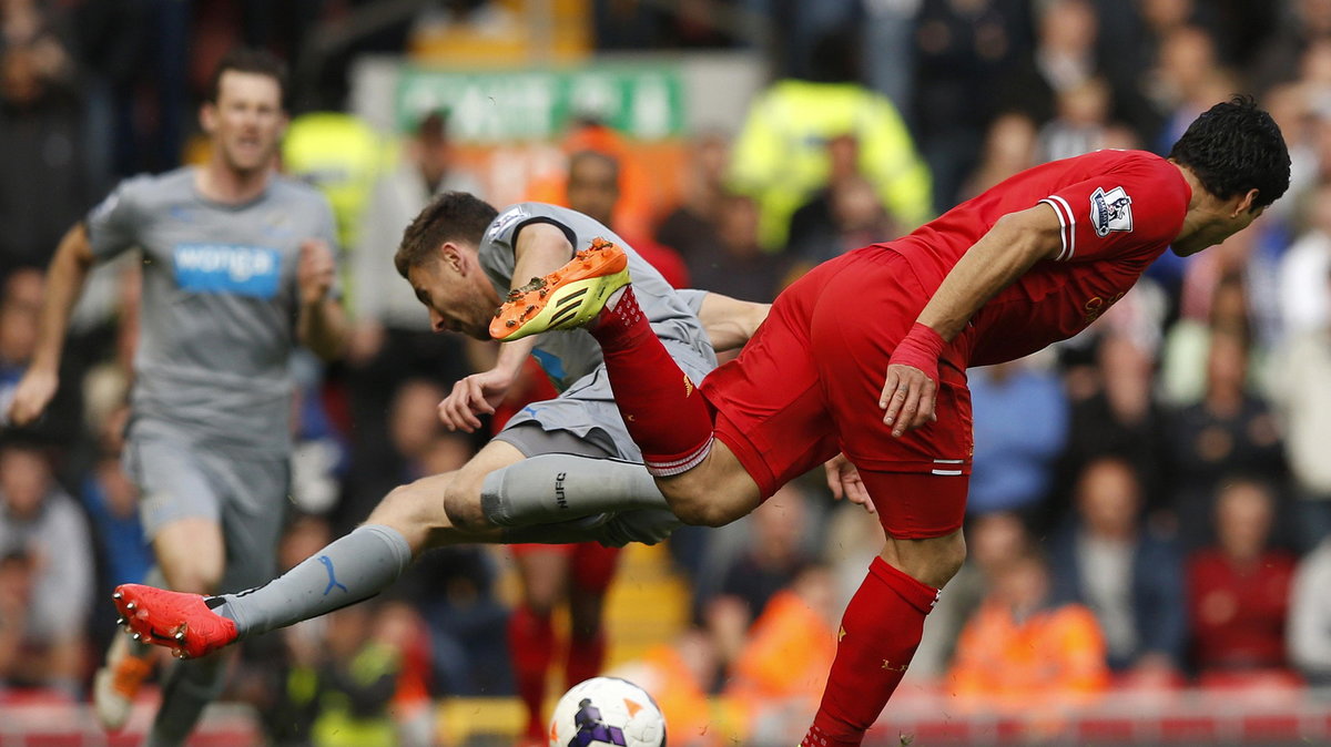 Paul Dummett i Luis Suarez