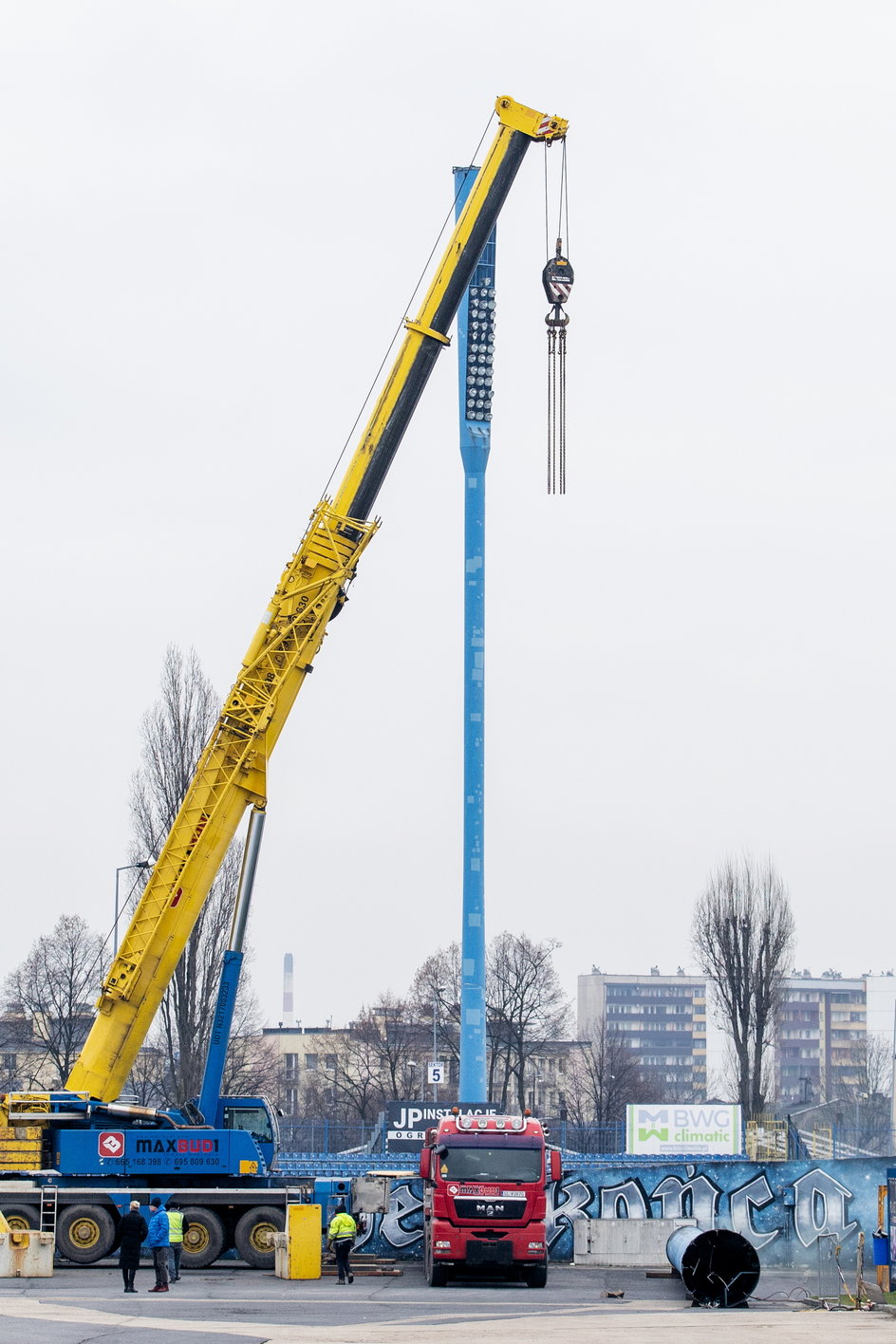 Uszkodzony maszt oświetleniowy zniknął ze stadionu Ruchu Chorzów 26 stycznia 2023 r.