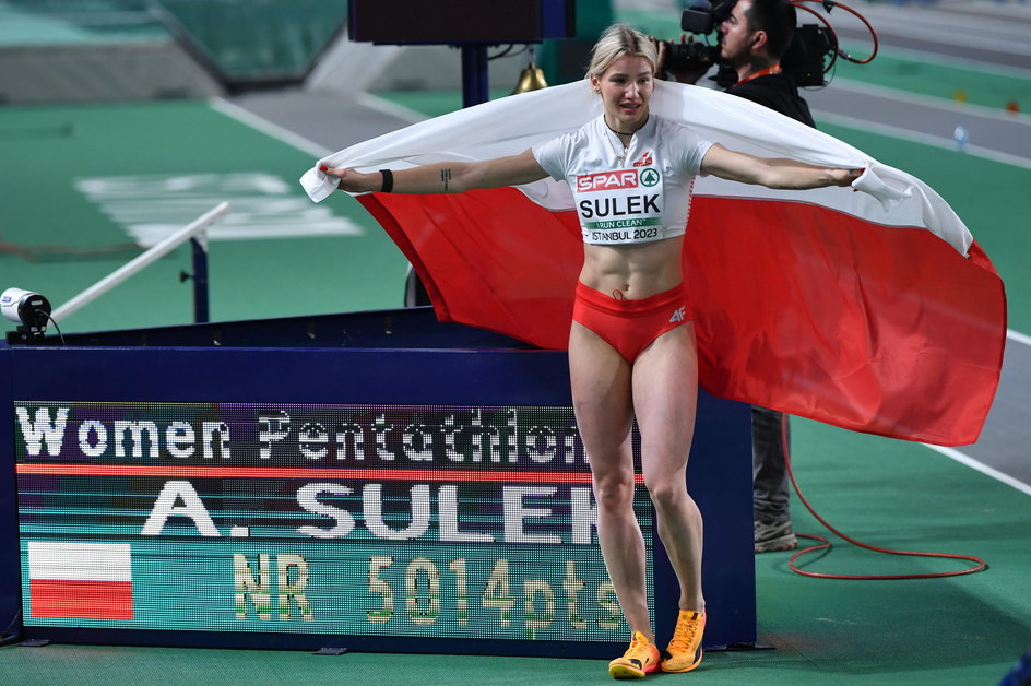 Marzec 2023, Stambuł – przez kilka sekund Adrianna Sułek była rekordzistką świata w 5-boju. Po szaleńczym biegu na 800 m ukończyła zawody z 5014 punktami. Wygrała Nafi Thiam (5055). Rekordzistką kraju zawodniczka z Bydgoszczy jest też w 7-boju (6672)