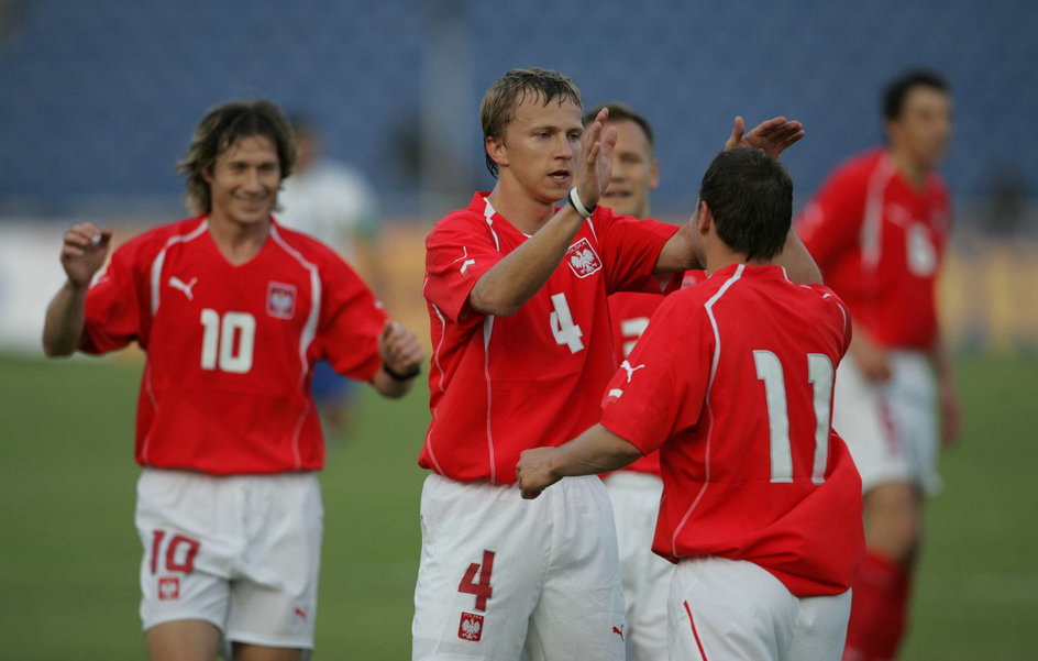 Polacy fetują gola w meczu z Azerbejdżanem. W tle Tomasz Rząsa