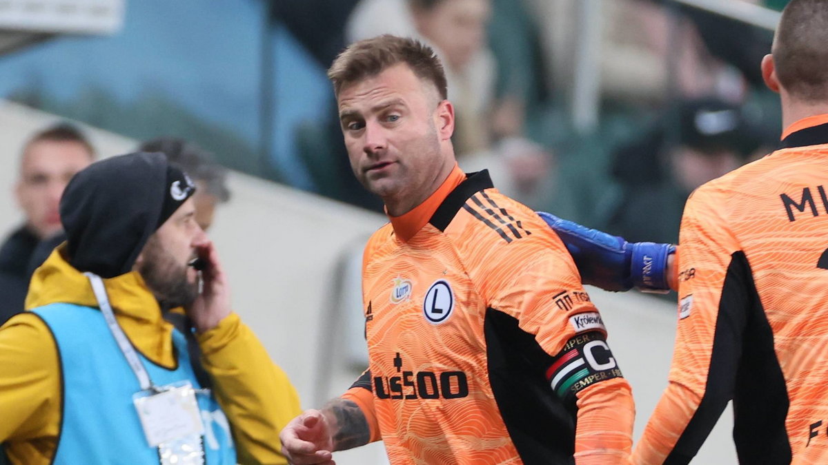 Artur Boruc, schodząc do szatni, odepchnął dziennikarza (13.02.2022)