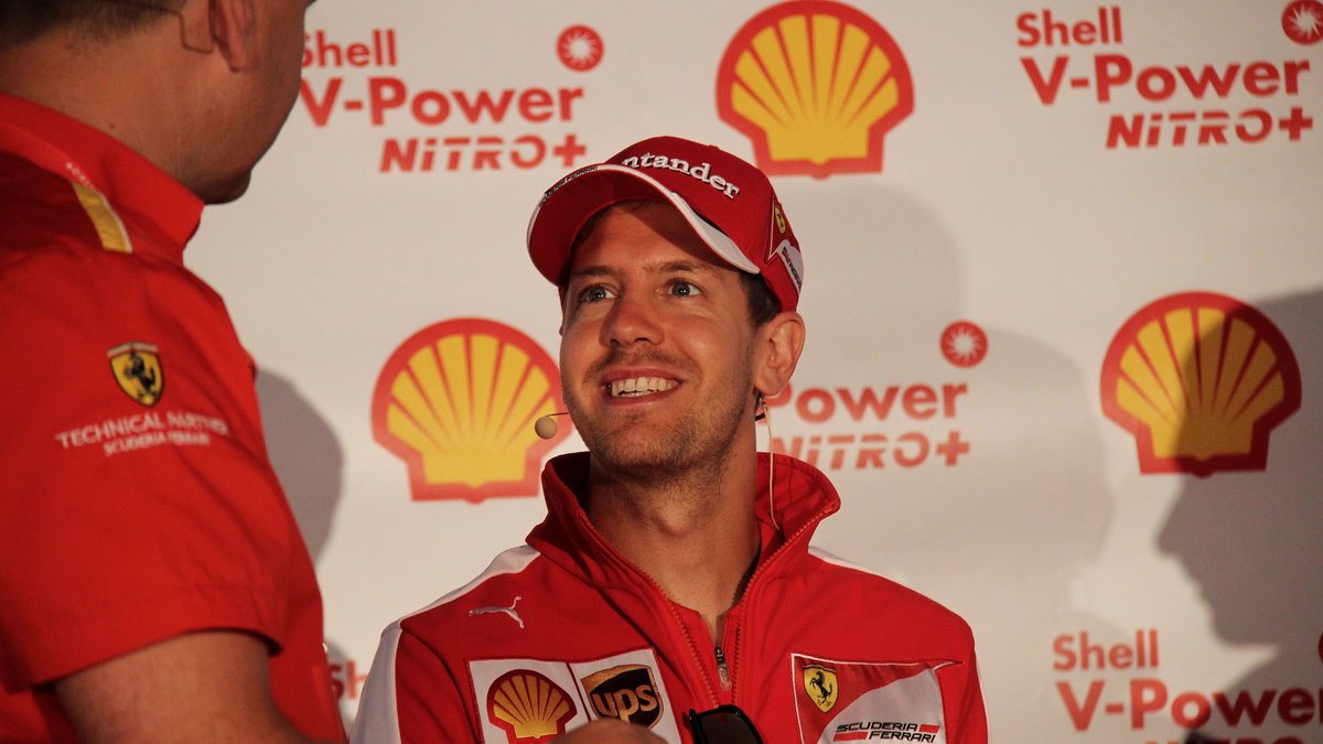 Inteligentne poczucie humoru i szeroki uśmiech na twarzy to znaki firmowe Sebastiana Vettela