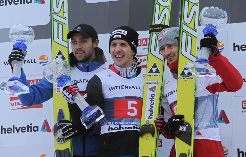 Podium zawodów w Garmisch-Partenkirchen. Od lewej: Paweł Karelin, Simon Ammann, Adam Małysz