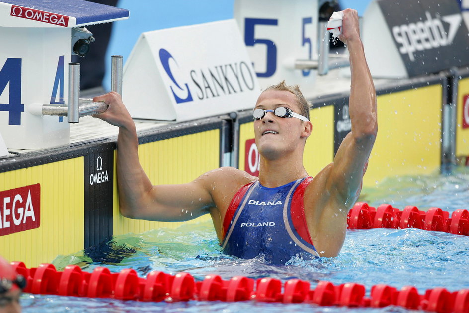 Paweł Korzeniowski triumfujący po dopłynięciu do mety finału na 200m delfinem. Polak z czasem 1:55.02 zmiażdżył o ponad sekundę ówczesny rekord kraju.