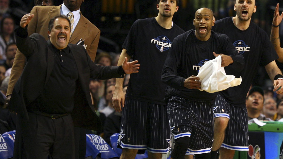 Vince Carter (w środku) i Marcin Gortat (obok z prawej)