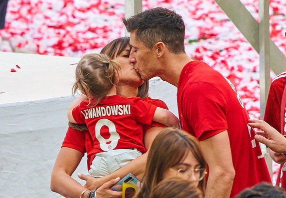 Anna i Robert Lewandowscy z córeczką Klarą