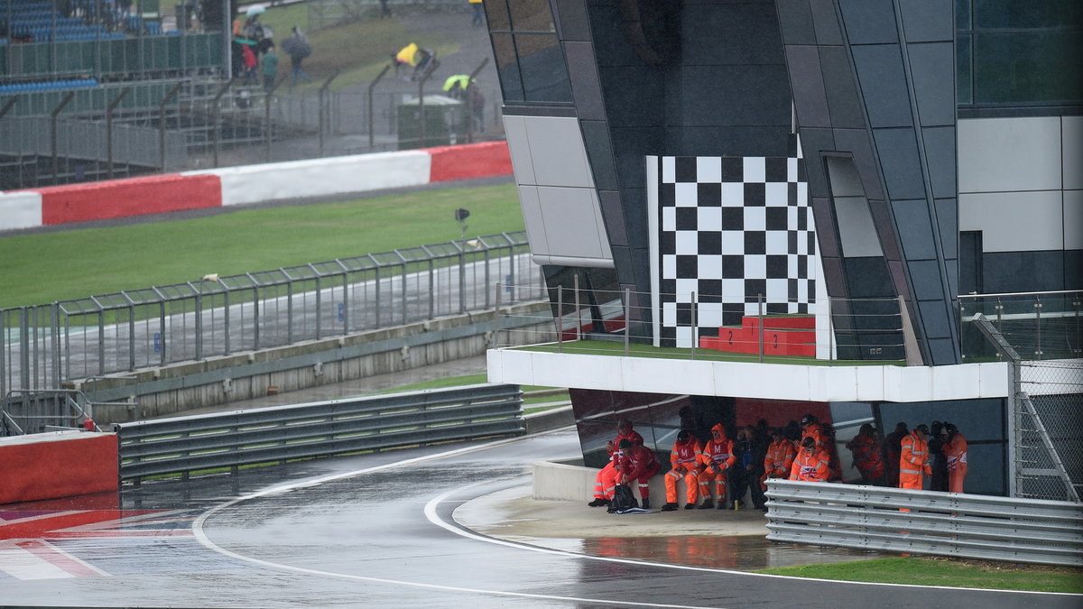 Deszcz nie pozwolił na ściganie na Silverstone