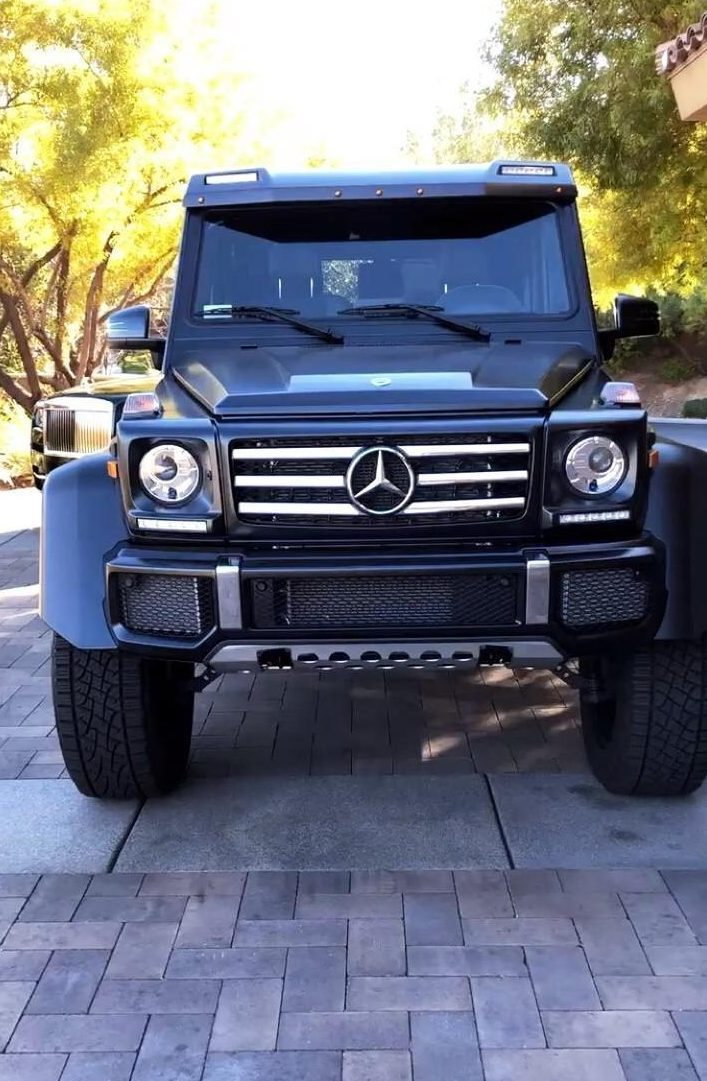 Mayweather Jr pochwalił się Mercedesem G-Wagon