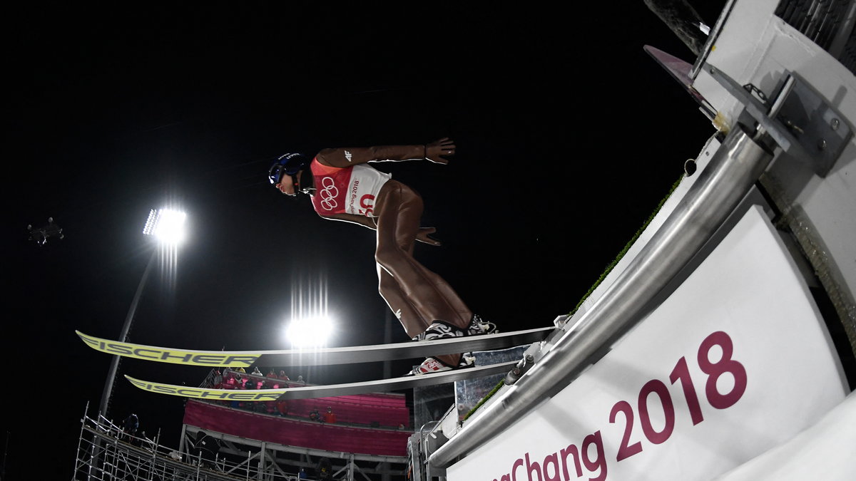 Kamil Stoch na dużej skoczni w Korei Płd. wybija się po trzeci złoty medal olimpijski.