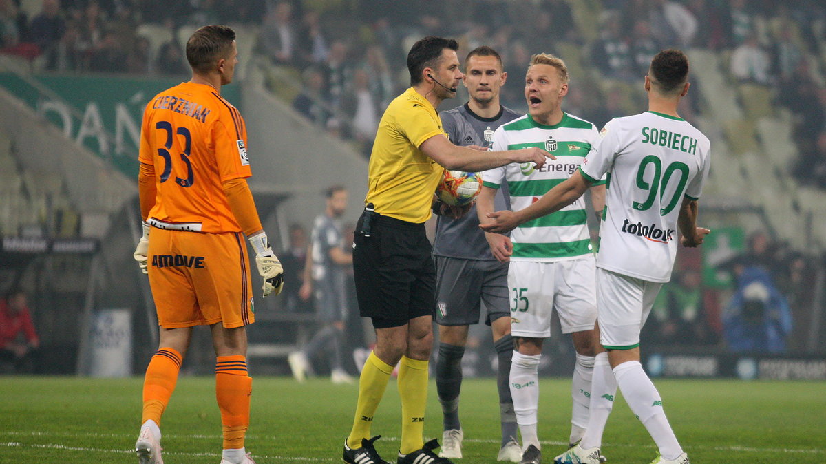 Daniel Stefański (drugi z lewej) podczas meczu Lechia - Legia