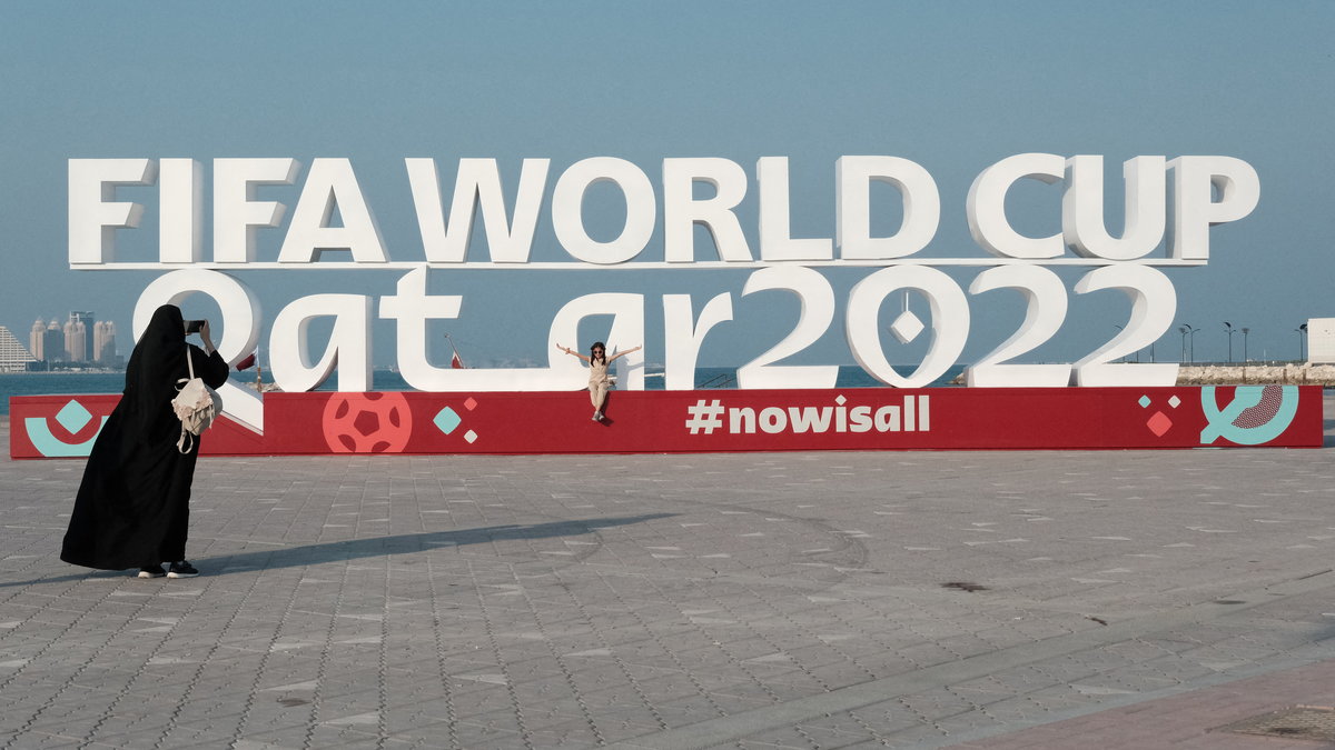 Pomnik reklamujący mistrzostwa świata w Katarze, znajdujący się w Doha