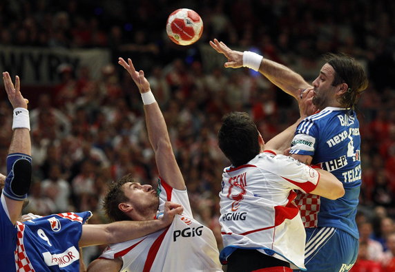 2010-01-30T163008Z_01_EIS13_RTRIDSP_3_HANDBALL-EUROPEAN.jpg