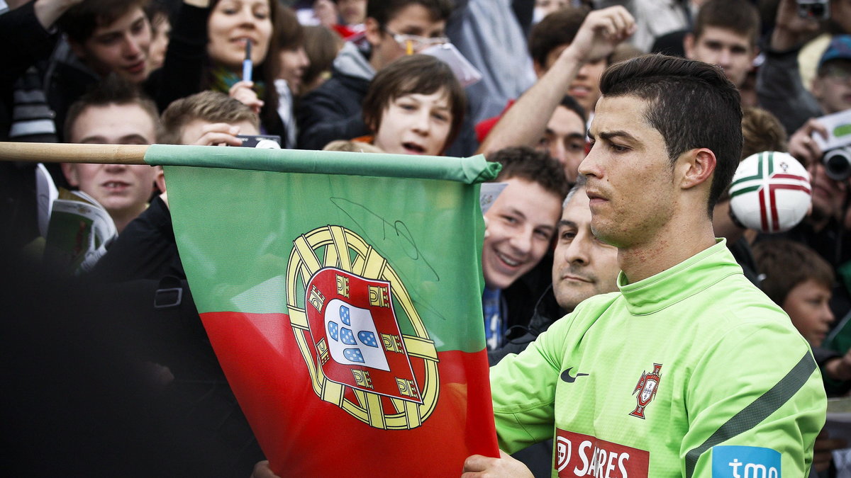 Cristiano Ronaldo rozdaje autografy w Polsce