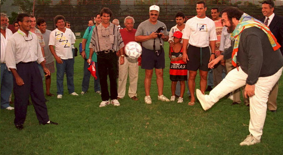 Luciano Pavarotti kopie piłkę z Brazylijczykiem Romario. Gwiazdor Canarinhos bardzo imponował Włochowi. 1995 r.