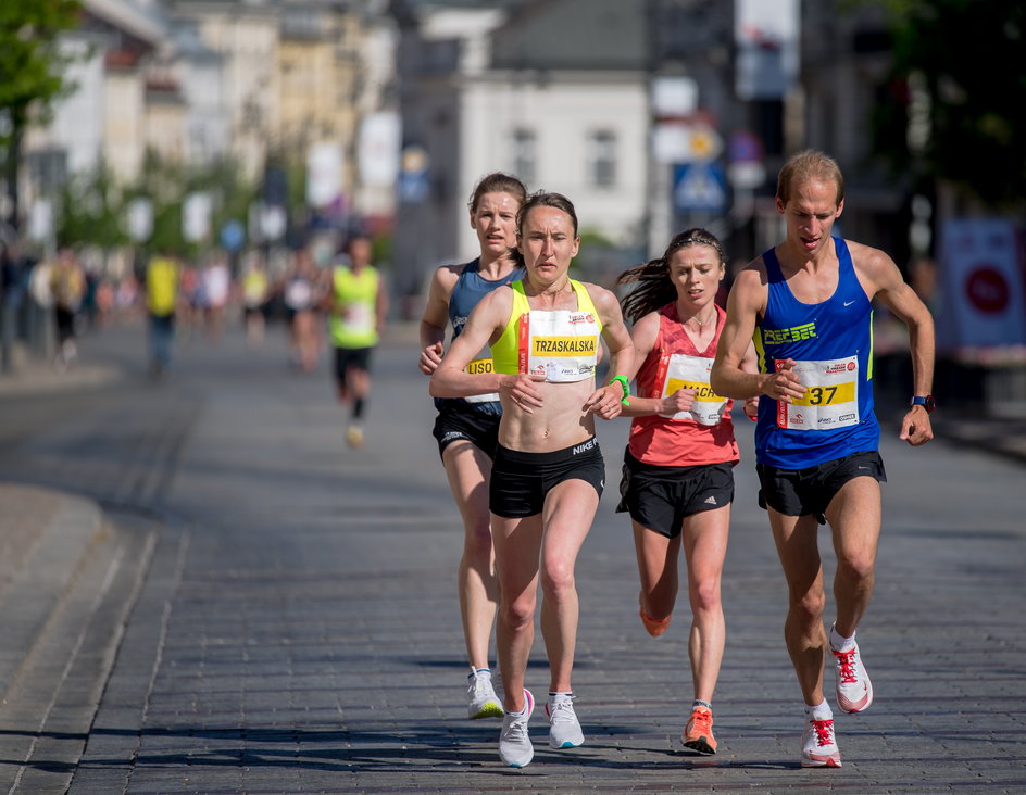 Jakub Nowak kilkanaście dni przed Biegiem Konstytucji 3 Maja pomagał elicie kobiet w Orlen Warsaw Marathonie.