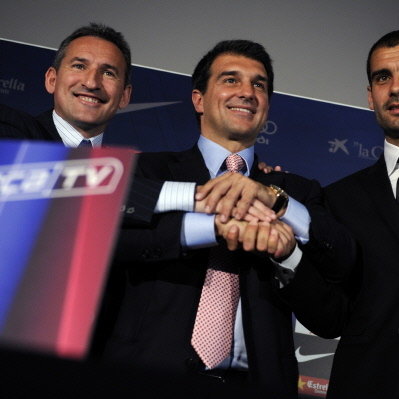 Joan Laporta (C), Txiki Begiristain (L) i Pep Guardiola po podpisaniu kontraktu