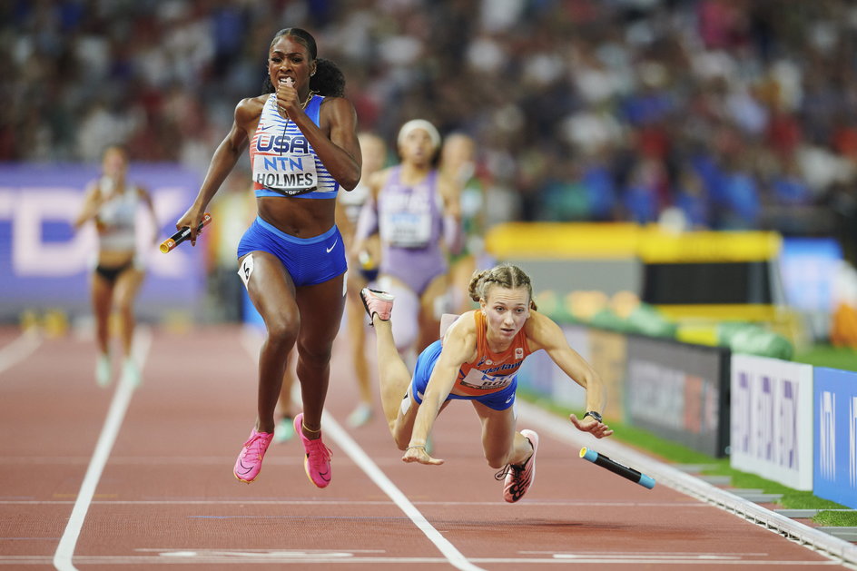 Alexis Holmes i Femke Bol na finiszu sztafety 4x400 m