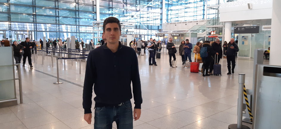 Autor tekstu na lotnisku w Monachium