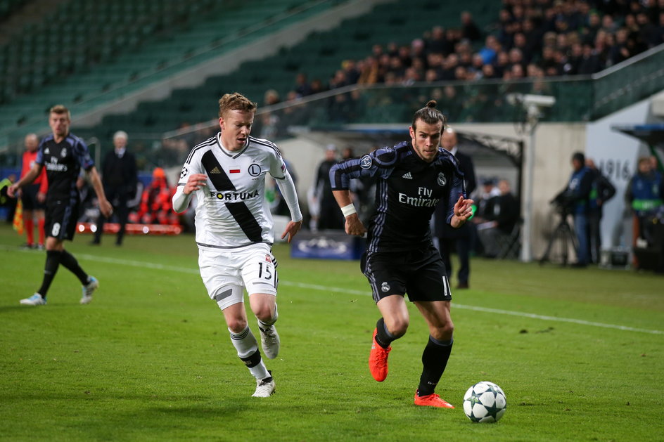 Michał Kopczyński (z lewej) i Gareth Bale w biegowym pojedynku. Legia Warszawa zremisowała wówczas z Realem Madryt 3:3 w meczu fazy grupowej Ligi Mistrzów