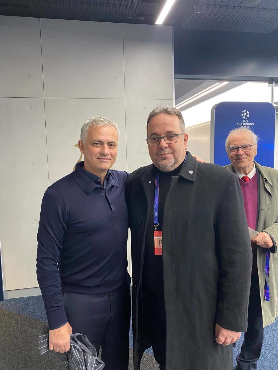 Pavlos Antoniou, organizator pobytu zagranicznych drużyn w Polsce, z Jose Mourinho.