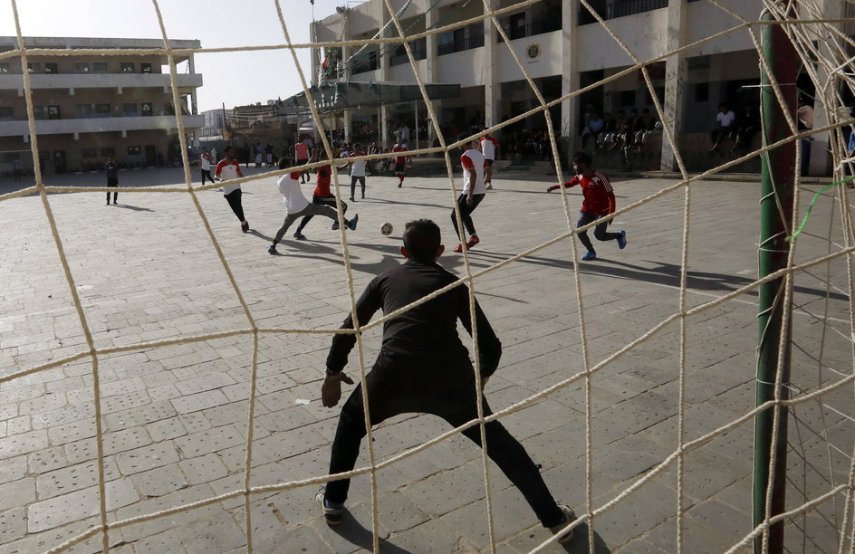 Mecz na szkolnym dziedzińcu w Sanie po rozpoczęciu dwumiesięcznego rozejmu podczas muzułmańskiego miesiąca postu ramadan, kwiecień 2022 r.