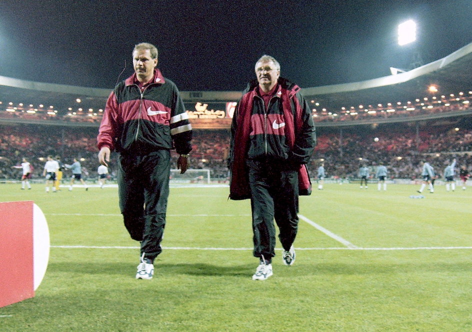 Krzysztof Pawlak (z lewej) w roli asystenta Antoniego Piechniczka (z prawej) na Wembley w 1996 r.