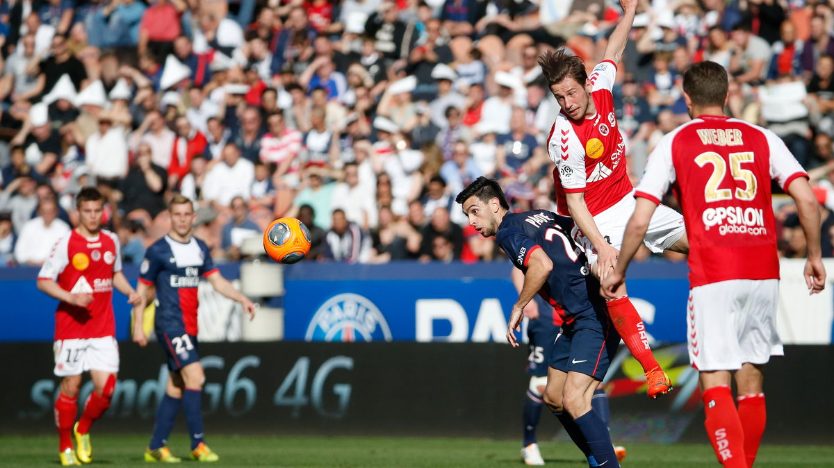 Grzegorz Krychowiak w walce z Javierem Pastore