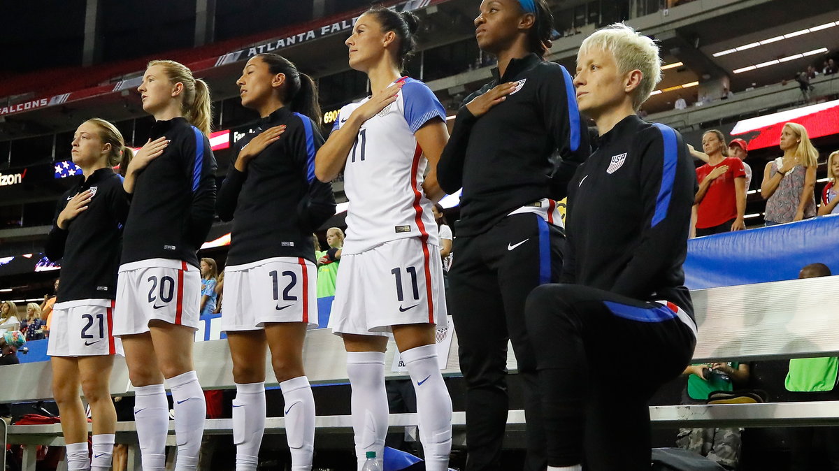 Klęcząca Megan Rapinoe podczas hymnu USA