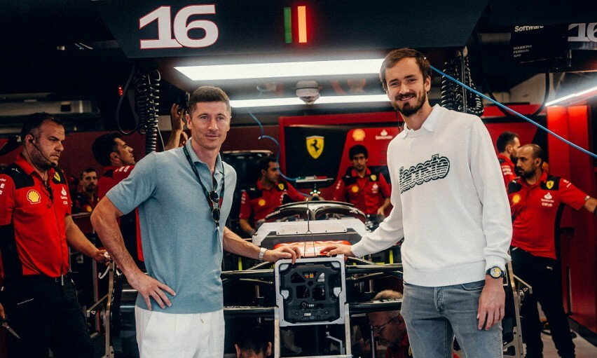Robert Lewandowski z Daniiłem Miedwiediewem przy bolidzie Ferrari podczas GP Hiszpanii