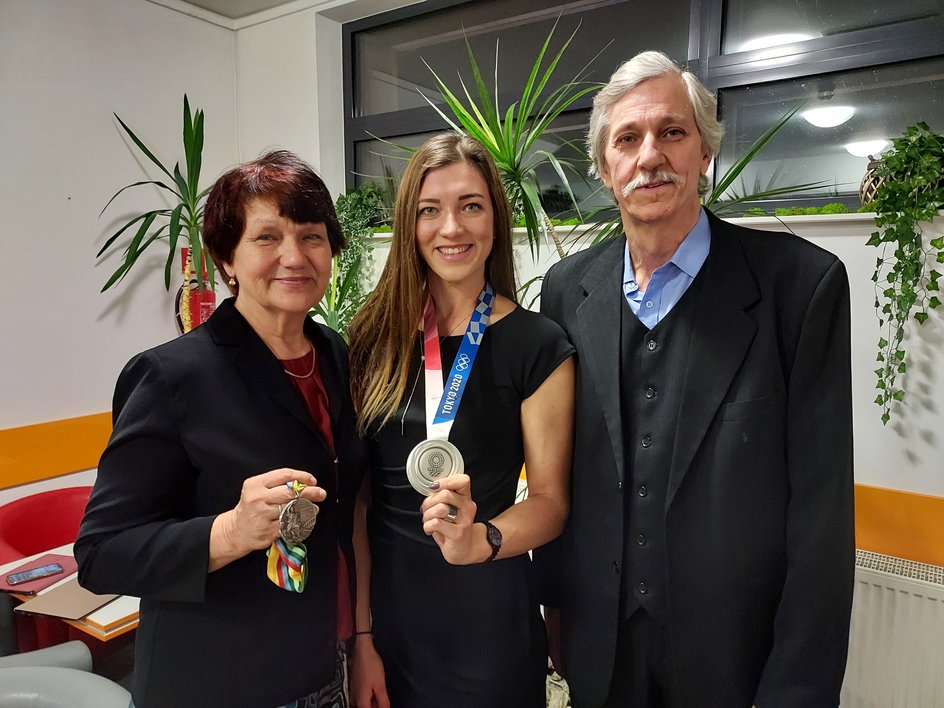 Z Martą oraz jej rodzicami, Małgorzatą i Markiem spotkaliśmy się w Grudziądzu. Mama i córka dumnie prezentują swoje medale olimpijskie.