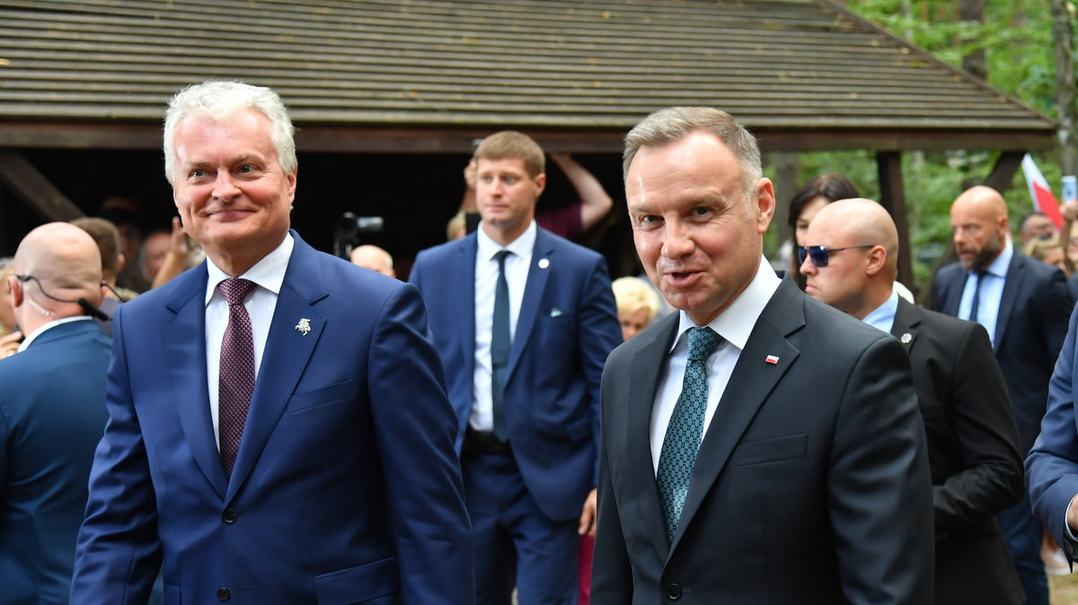 Prezydent RP Andrzej Duda (C) oraz prezydent Litwy Gitanas Nauseda (L) podczas uroczystości upamiętniającej 90. rocznicę katastrofy lotniczej litewskich lotników Steponasa Dariusa i Stasysa Girenasa, 16 bm. w Pszczelniku