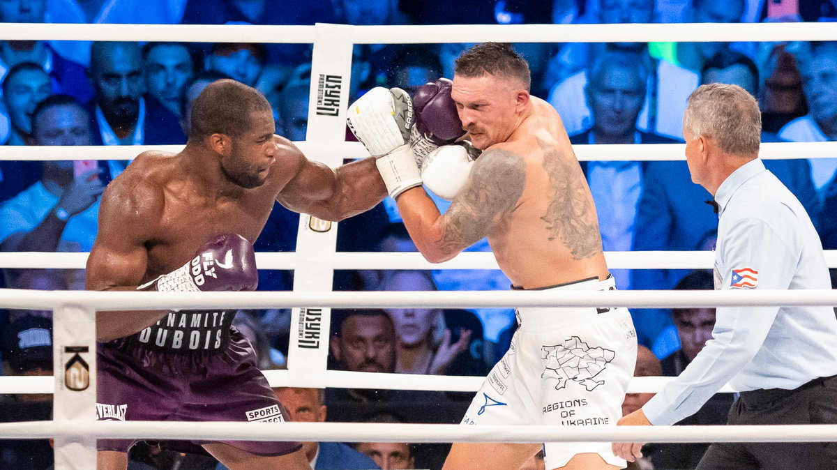 Daniel Dubois (z lewej) w walce z Ołeksandrem Usykiem (26.08.2023 r.).