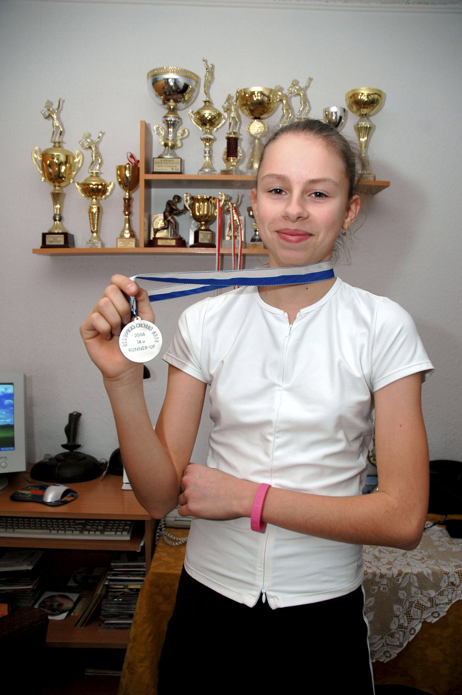 Magda z dumą prezentuje zdobyte trofea.