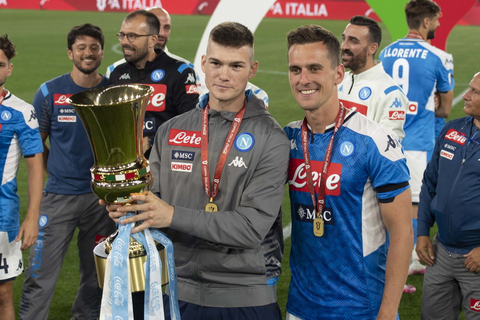 Hubert Idasiak i Arkadiusz Milik z Pucharem Włoch 2020
