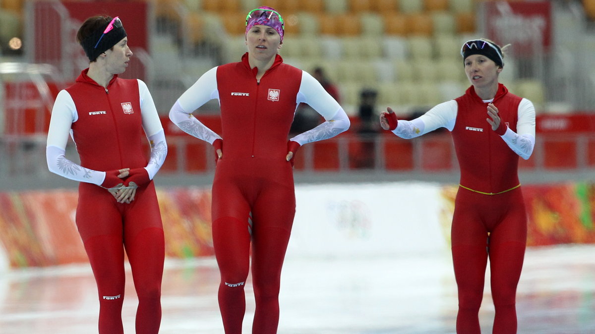 Stoją od lewej: Katarzyna Bachleda-Curuś, Natalia Czerwonka i Luiza Złotkowska