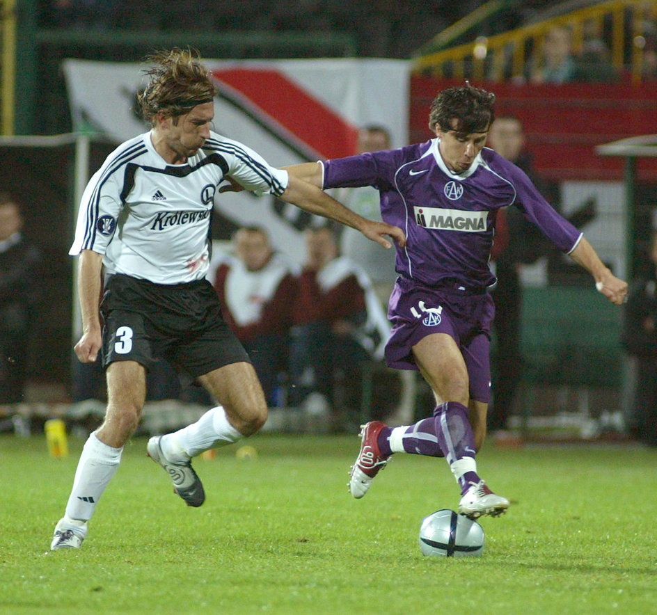 Radosław Gilewicz (z prawej) w starciu z Wojciechem Szalą (Legia Warszawa - Austria Wiedeń)