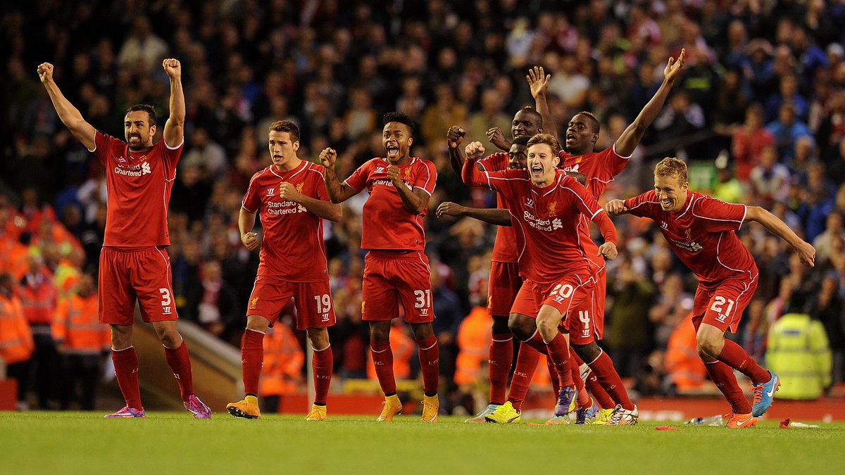 Piłkarze Liverpoolu cieszą się z wygranej 14-13 w karnych z Middlesborough w 2014 r.