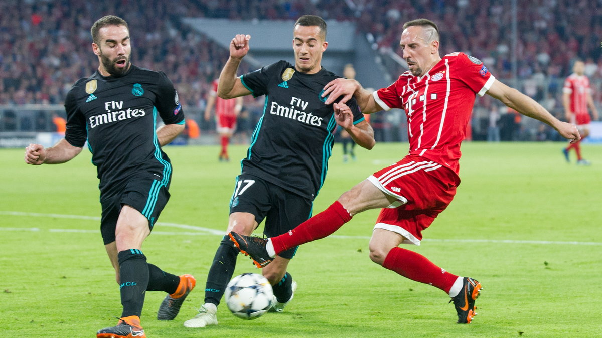 Lucas Vazquez (w środku) w walce z Franckiem Riberym (z prawej)