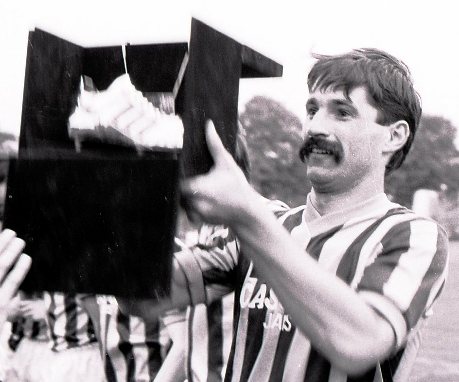 W 1987 roku Marek Leśniak wraz z Pogonią Szczecin wywalczył wicemistrzostwo Polski i z 24 golami zdobył tytuł króla strzelców ekstraklasy.