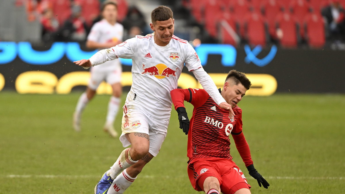 Patryk Klimala (New York Red Bulls) i Kadin Chung (Toronto FC)